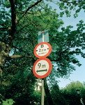 823923 Afbeelding van een verkeersbord aan de oostzijde van de Oudegracht bij de Viebrug.N.B. Het bord is geplaatst om ...
